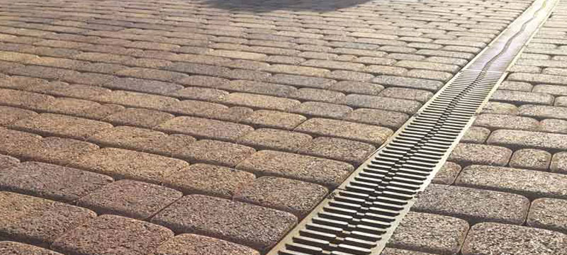 Як створити підставу для тротуарної плитки на вологому грунті?