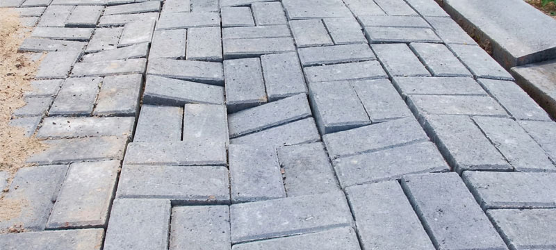 Від чого тротуарна плитка руйнується і як цього уникнути?